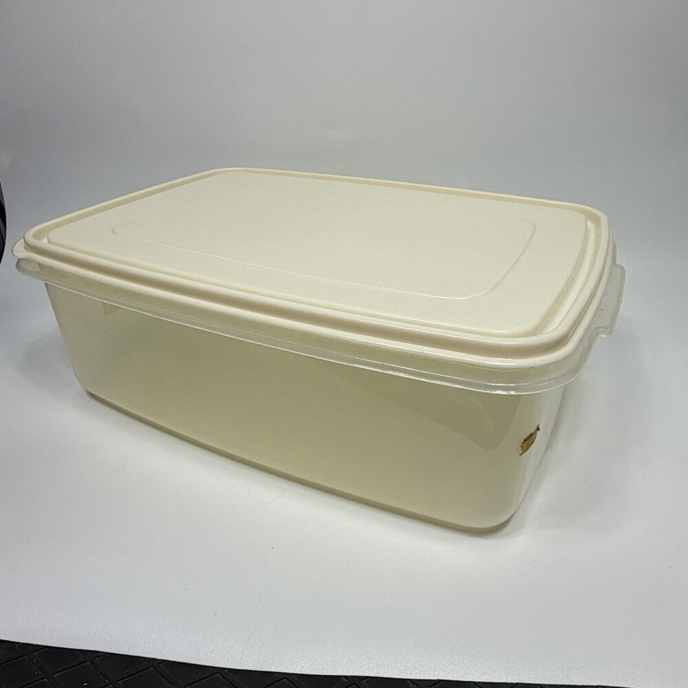 Vtg Giant Rubbermaid 33 Cup Servin Saver #8 Covered Rectangle Container Almond